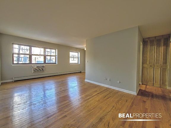 3rd image of 510 W Briar Pl APT 209