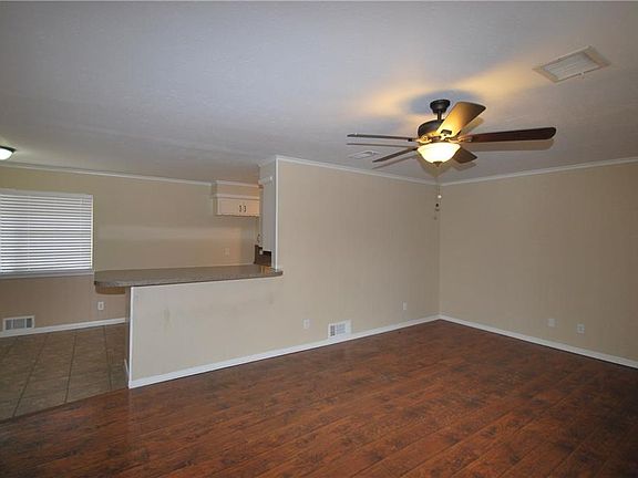 2nd image of 1402 Savannah Dr