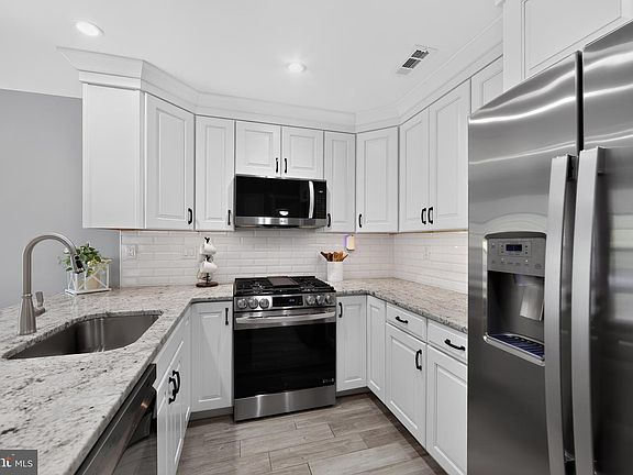 4th image of 165 Lewisville Ct