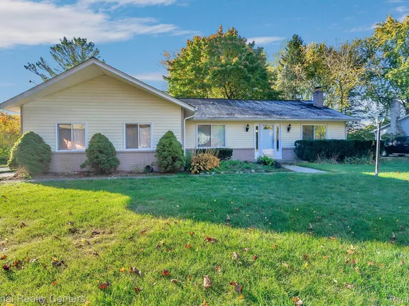 2407 Armstrong Dr, Lake Orion, MI 48360