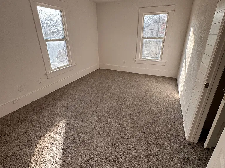 258 S Poplar St — Photo 11