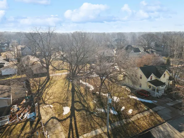 Irving St, Waterloo, IA 50703