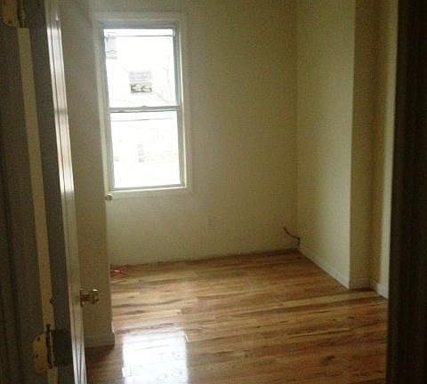 4th image of 500 E 3rd St