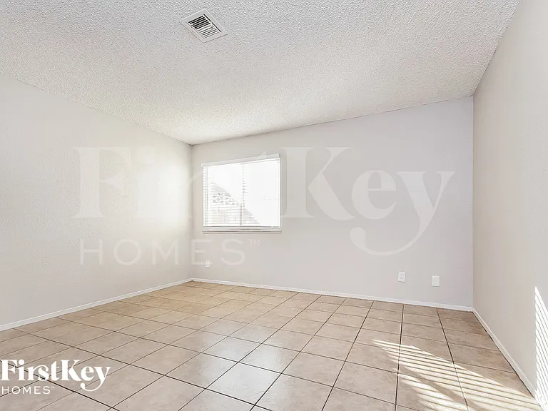 2359 Los Feliz St — Photo 8
