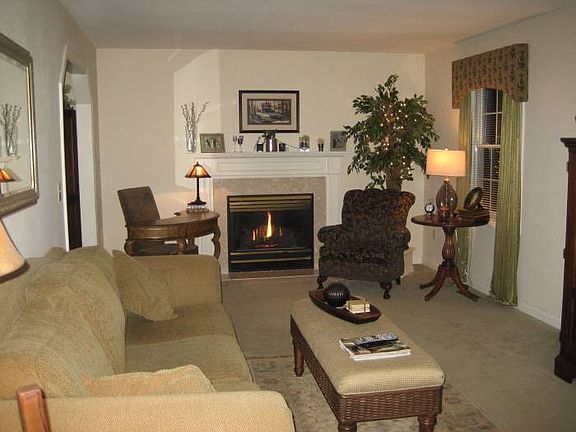 Living room w/gas f/p
