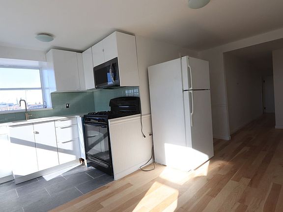4th image of 118 1st Pl APT 4