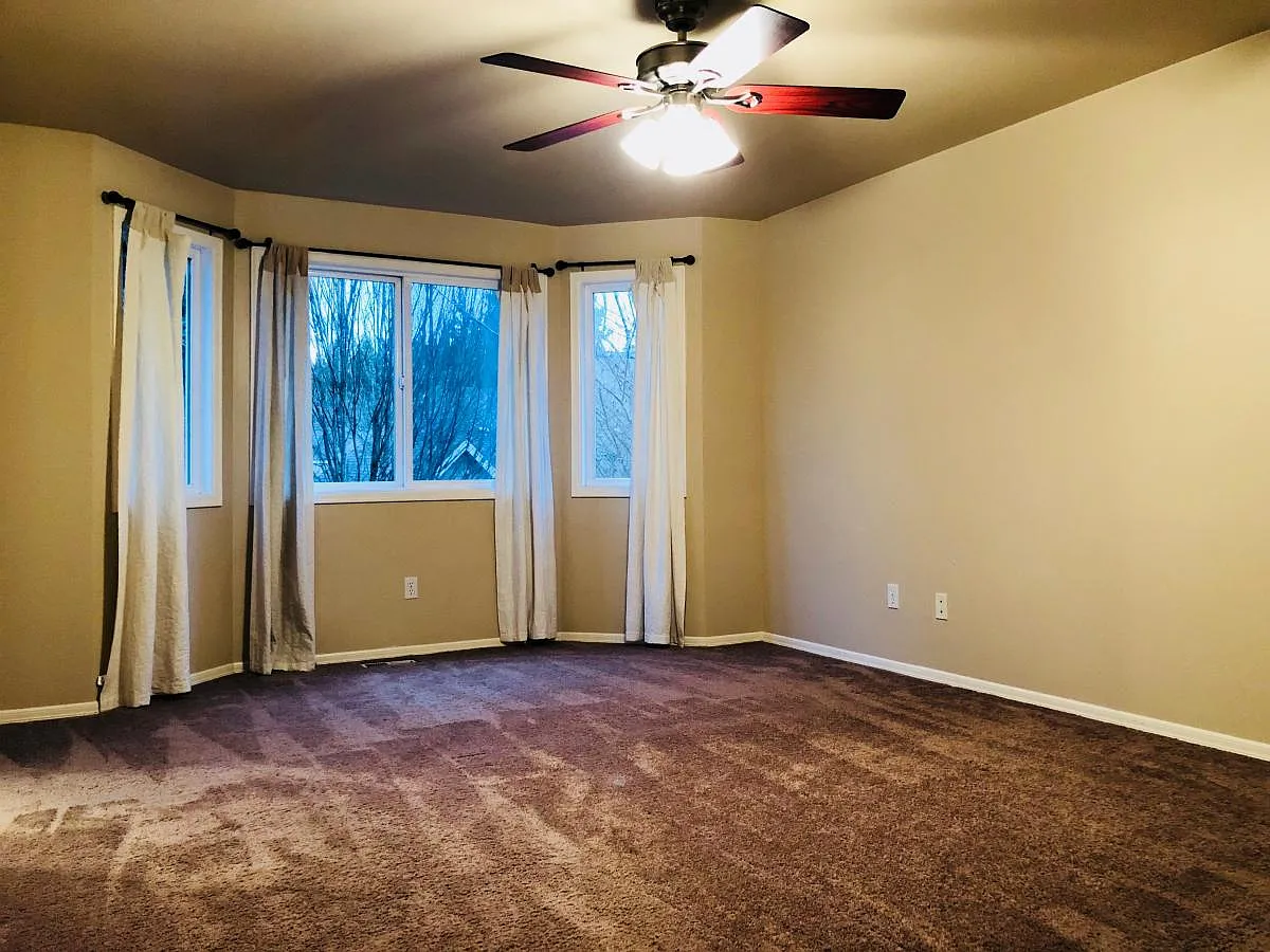 4 bed, 2.5 bath, 2560 sqft, $4,500 — Photo 2