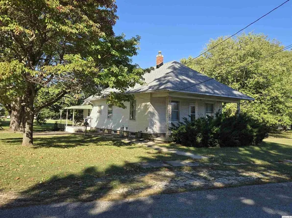 401 Ravenscroft Ave, Versailles, IL 62378