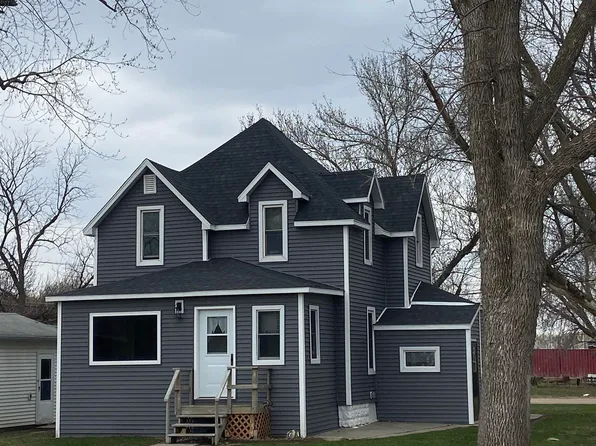 107 4th Ave E, Swea City, IA 50590