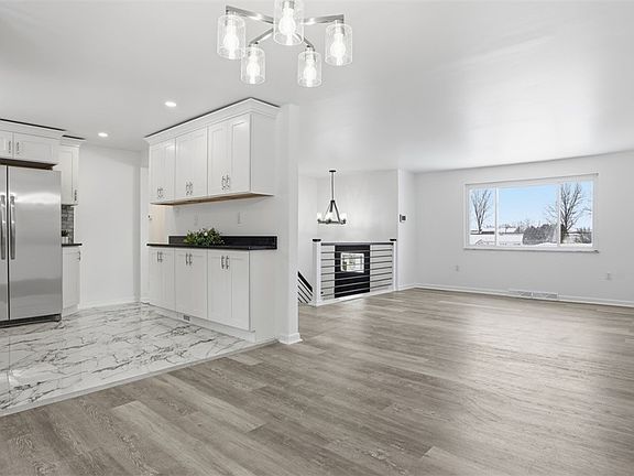5th image of 221 Bainbridge Dr
