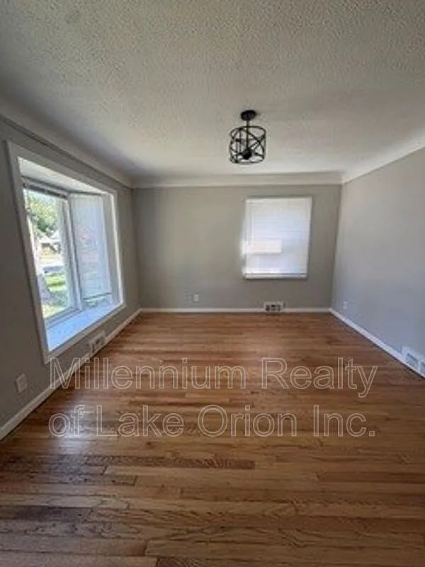 3 bed, 1.0 bath, 1100 sqft, $1,395 — Photo 2