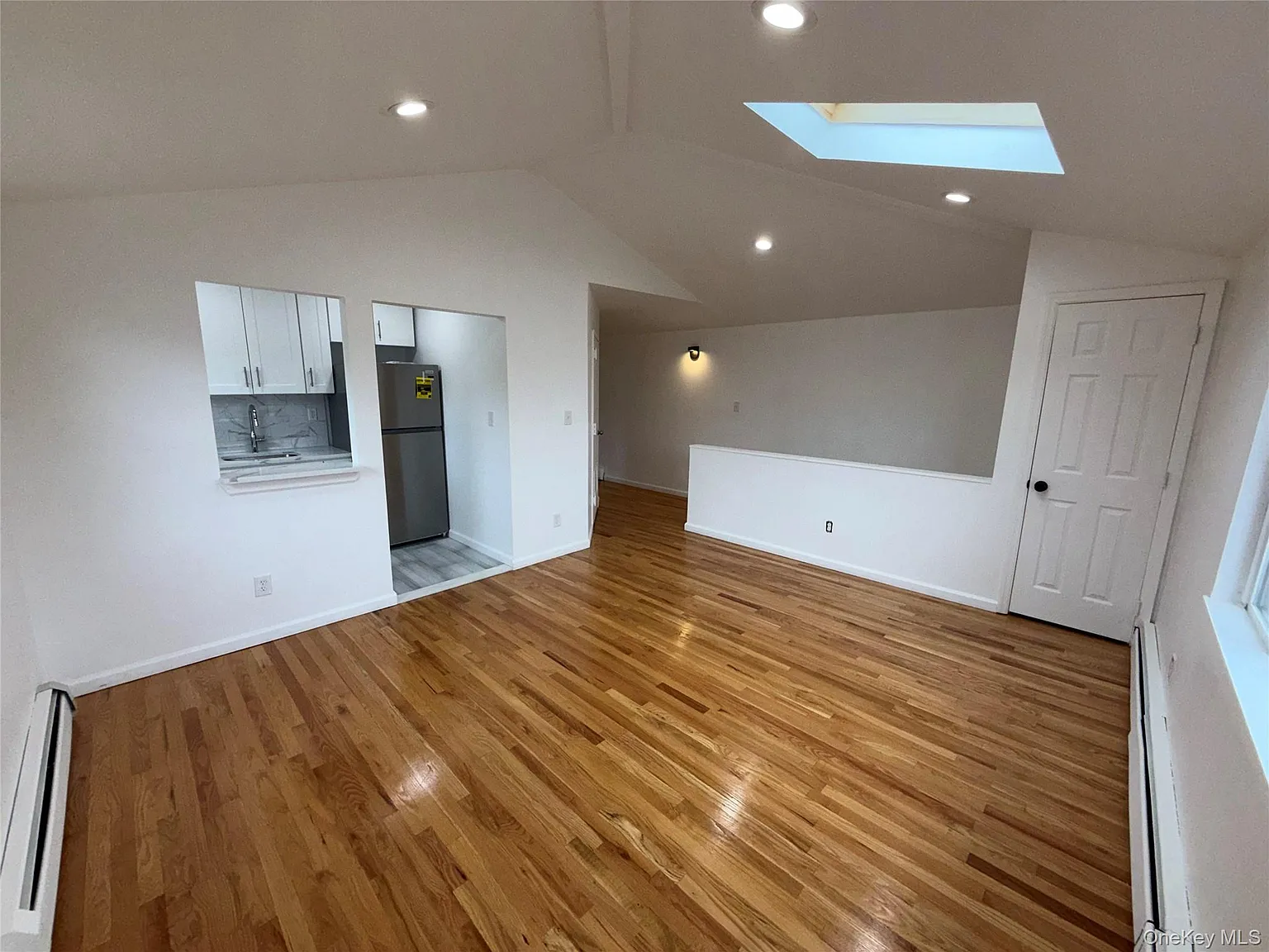 2 bed, 1.0 bath, 2160 sqft, $2,997 — Photo 3