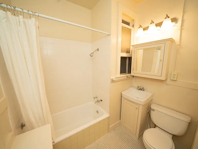 818 25th St #210 — Photo 7