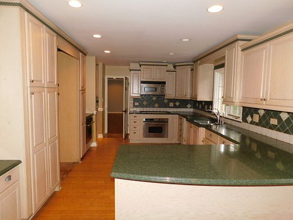 4th image of 840 McCormick Dr