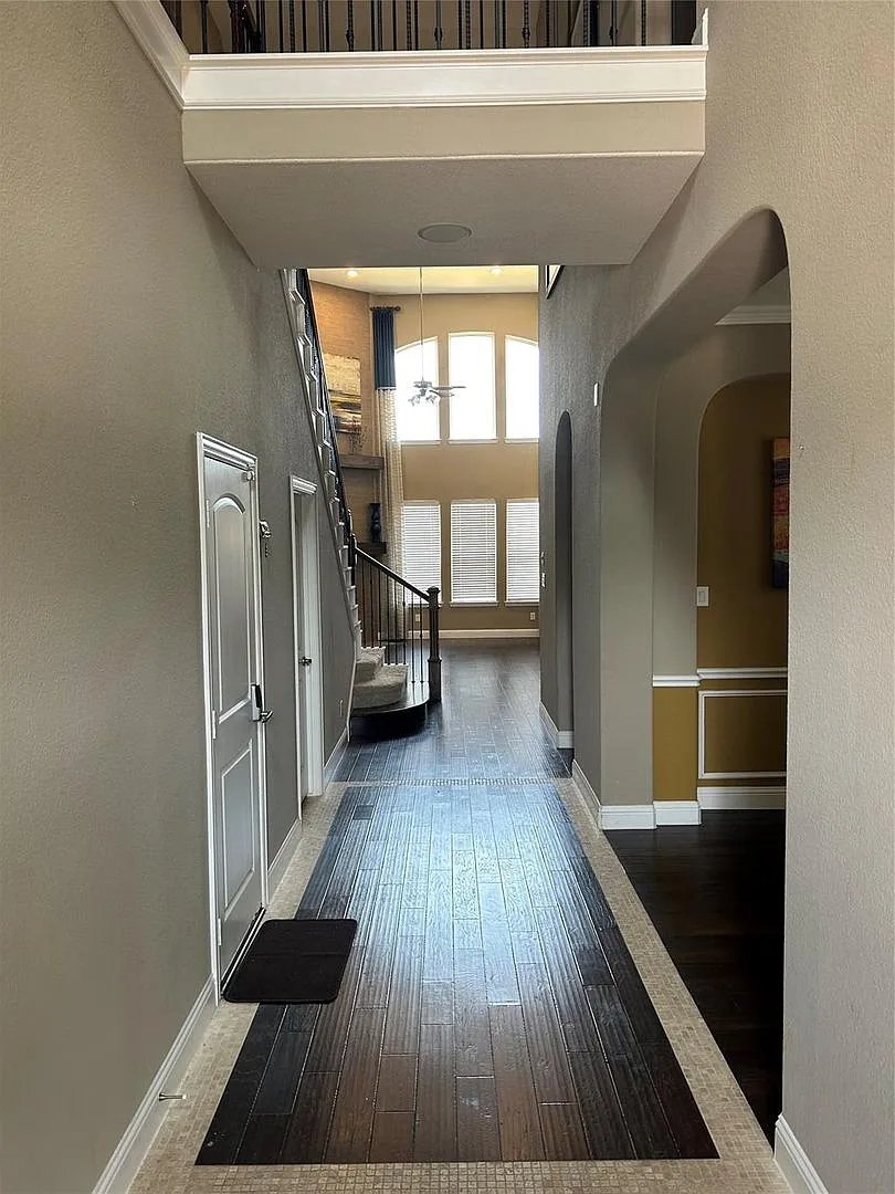This well-maintained,4 Bedroom gorgeous former Model Home. — Photo 2