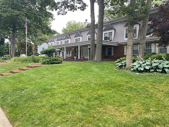 3rd image of 100 Towne House Vlg #308
