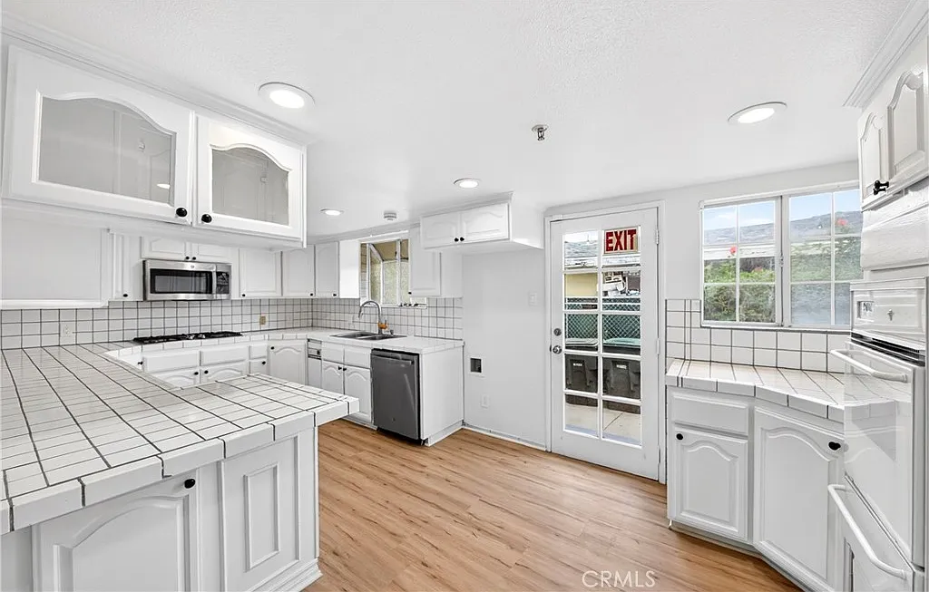 9 bed, 3690 sqft, $9,500 — Photo 4