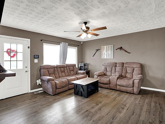 4th image of 1860 Churchill Rd