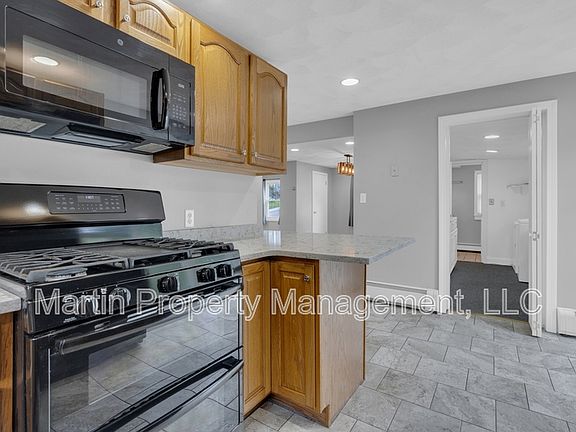 3rd image of 102 Orange St