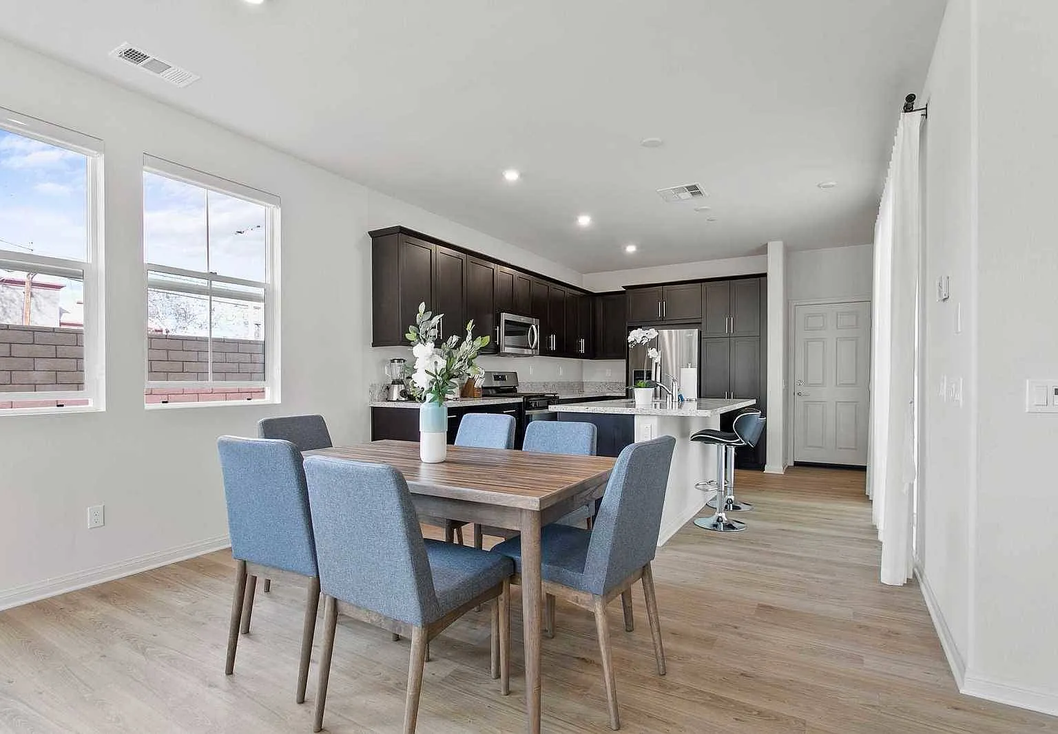 4 bed, 2034 sqft, $6,300 — Photo 4