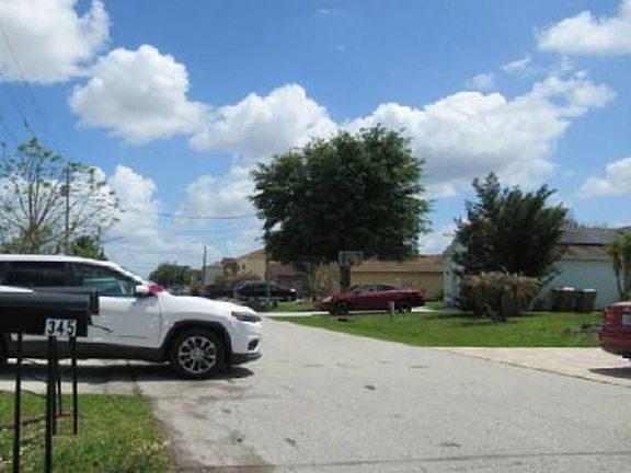 Exterior Neighborhood (street photo)