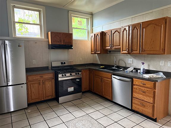 3rd image of 152 Murray St