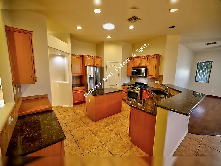 770 W Grantham St — Photo 3
