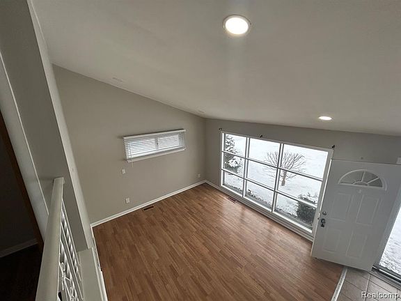 4th image of 4472 Buchanan Ave