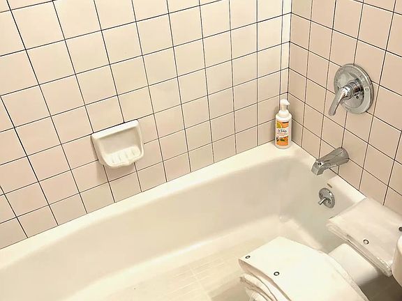 3rd image of 409 W 39th St APT 3C