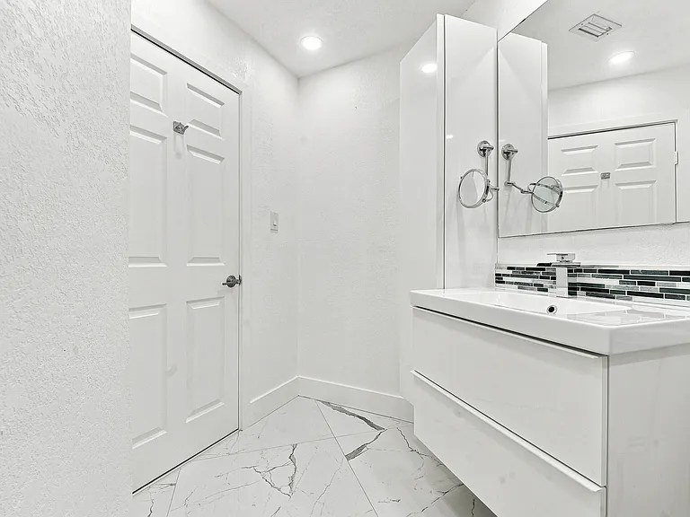19242 NW 89th Ave — Photo 33