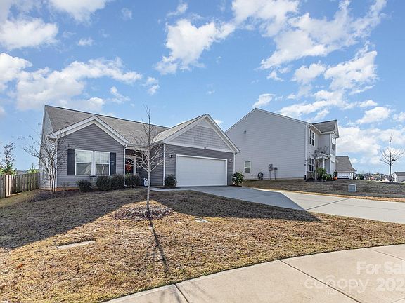 3rd image of 208 Clove Hitch Dr