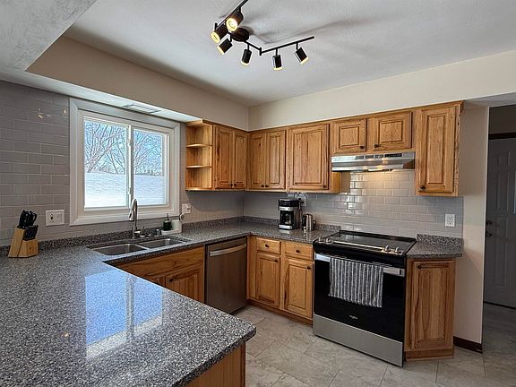 4th image of 1121 Erie Dr