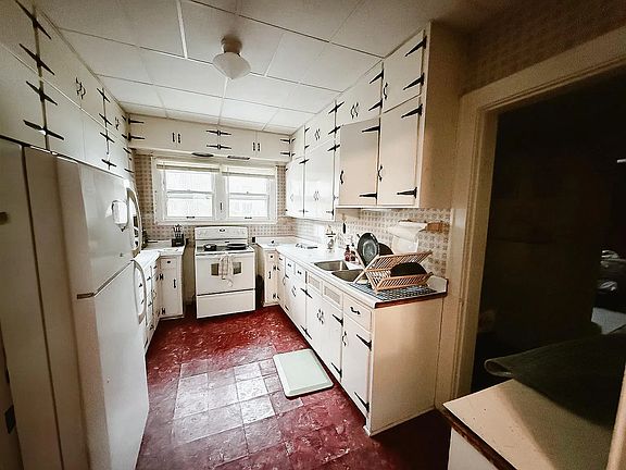 4th image of 134 Lake St