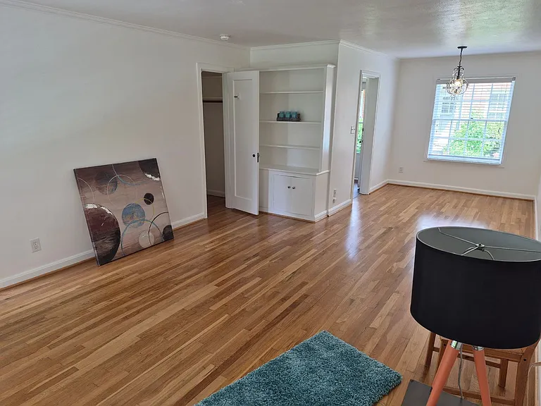 Broadmoor Manor — Photo 103