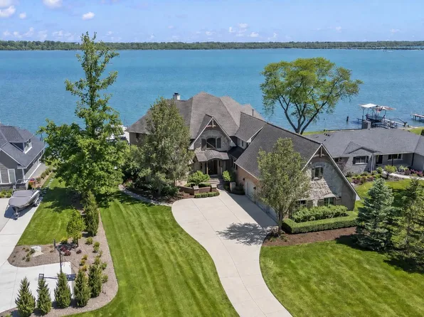 28195 Elba Dr, Grosse Ile, MI 48138