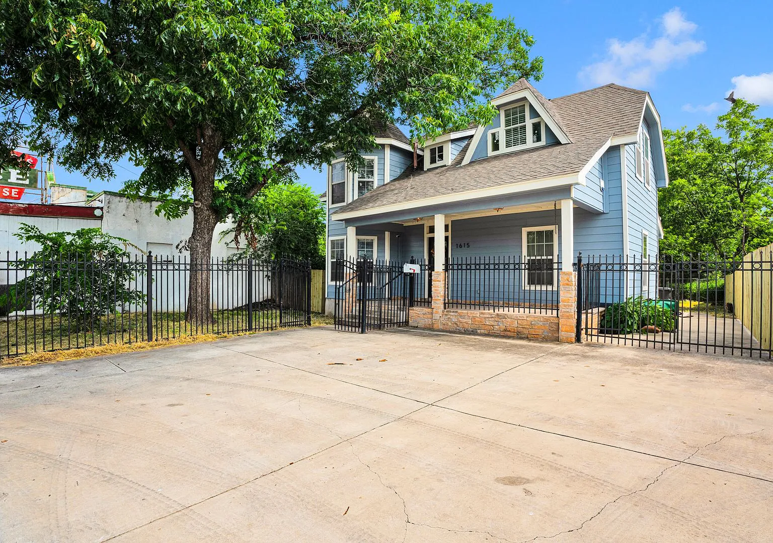 Charming 4-Bedroom Home near Downtown SA! — Photo 2