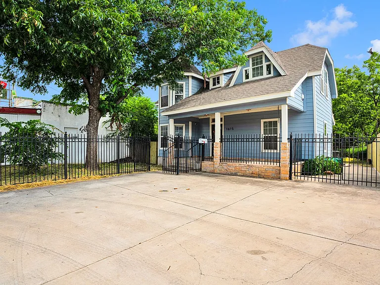 1615 W Commerce St — Photo 2