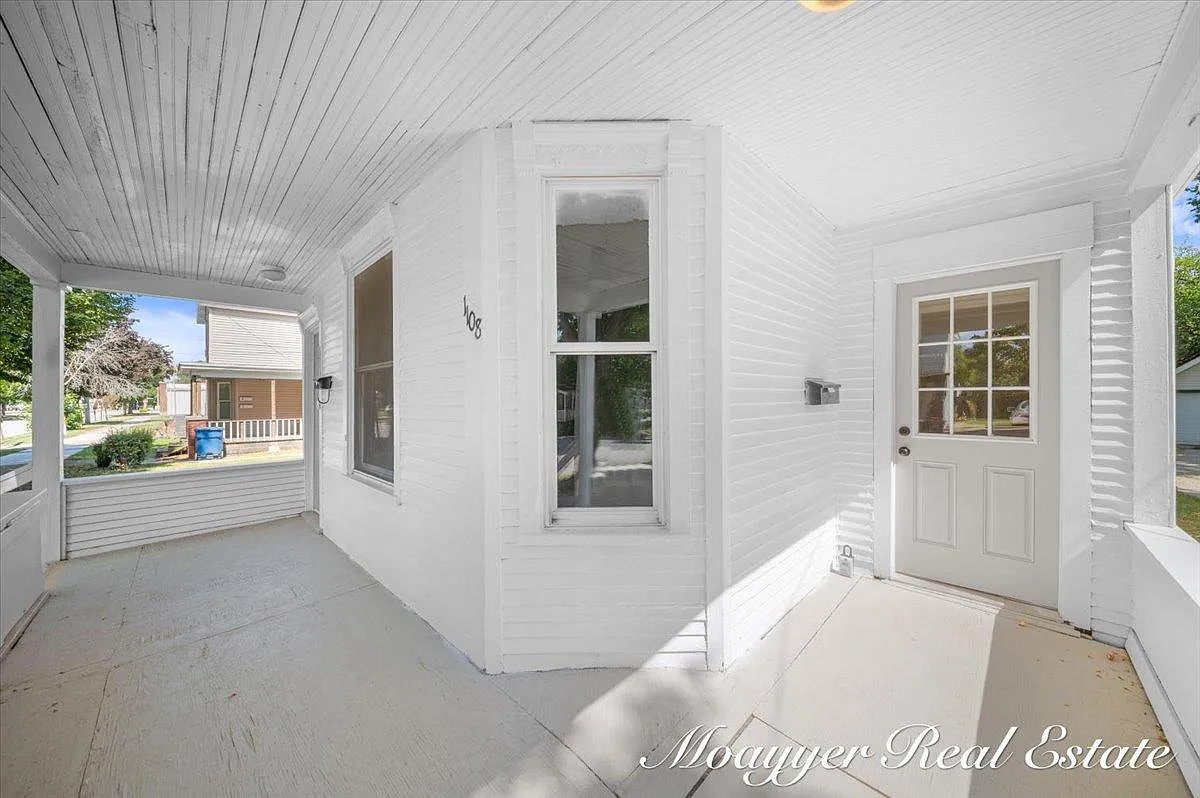 1108 Muskegon Ave NW - 1108 Muskegon Ave NW — Photo 4