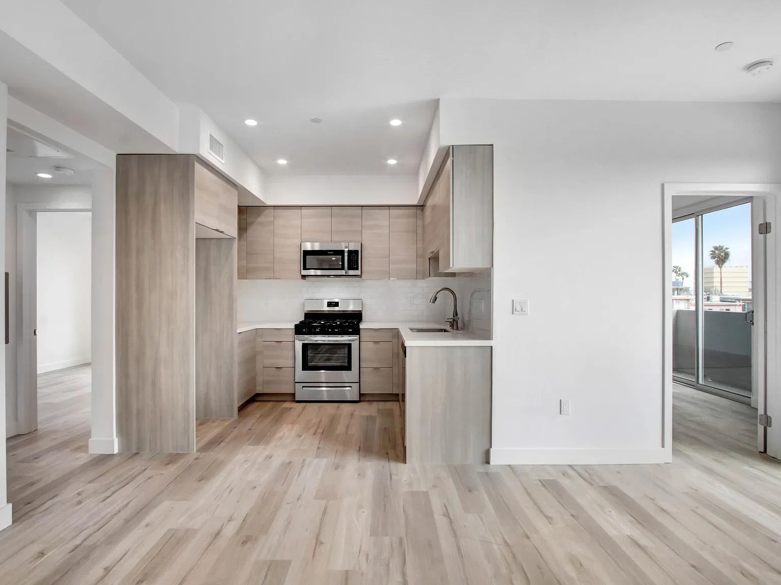 3 bed, 1059 sqft, $3,790 — Photo 3