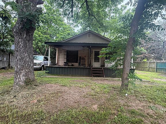 3rd image of 717 Allen St
