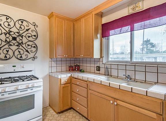 4th image of 555 Leigh Ave