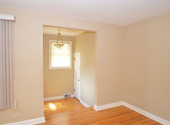 3rd image of 1939 Balmoral Ave