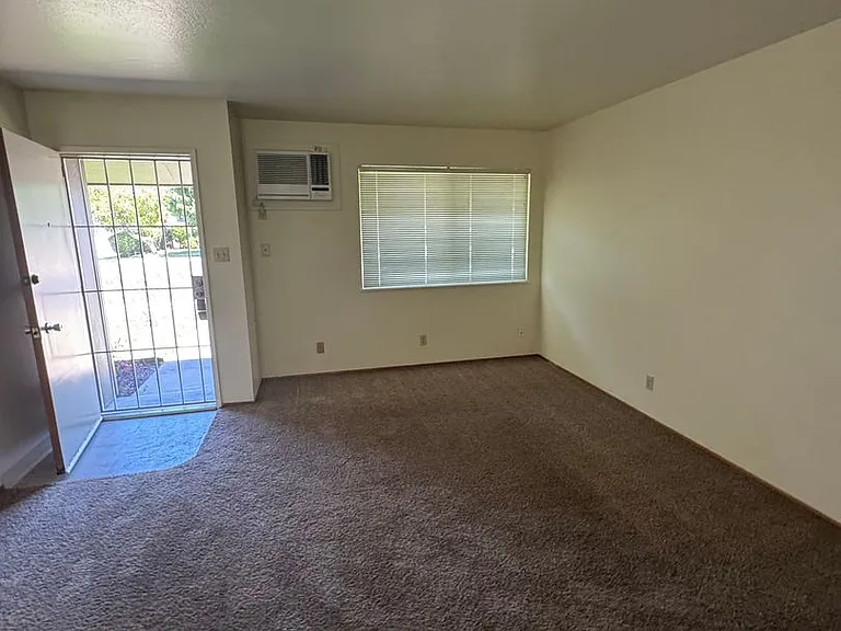 Hutchins 623 S — Photo 7