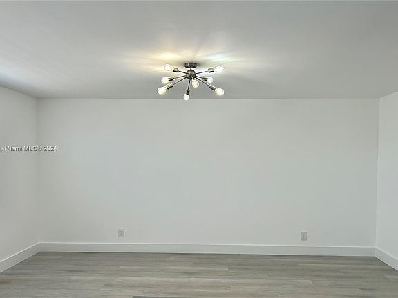 4th image of 4031 Farnham N #4031-O