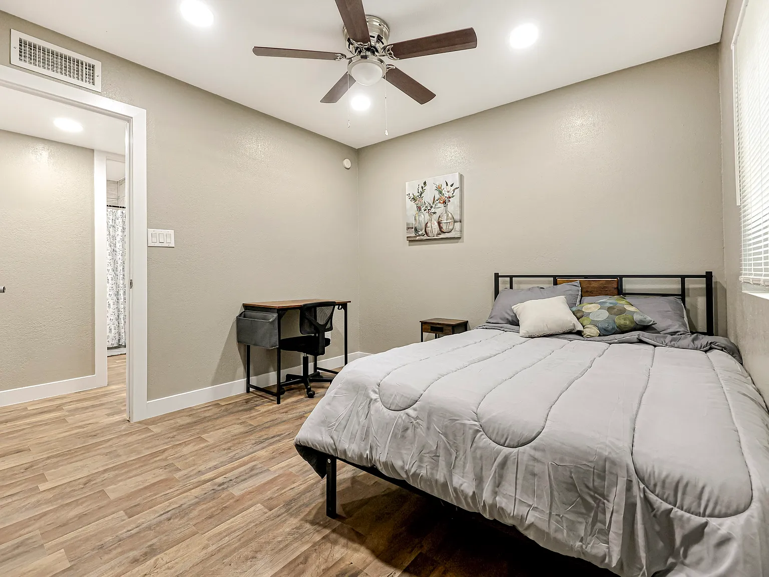 4 bed, 4.0 bath, 2450 sqft, $845 — Photo 2