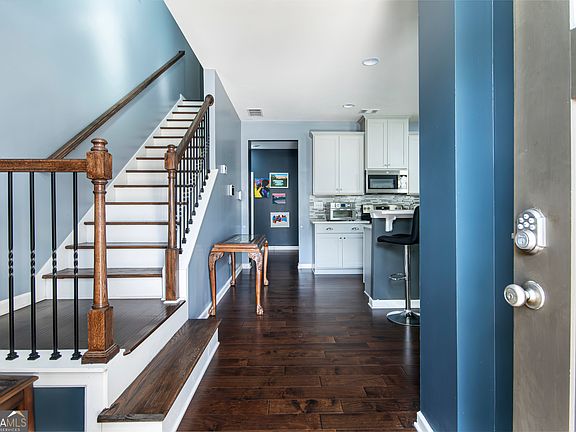 4th image of 852 Regal Ln SW