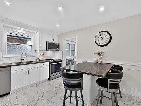 5th image of 838 Saddle Cres