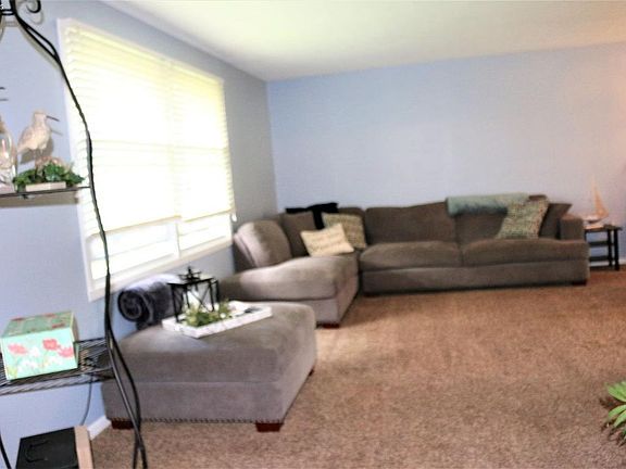 4th image of 827 Strowbridge Dr