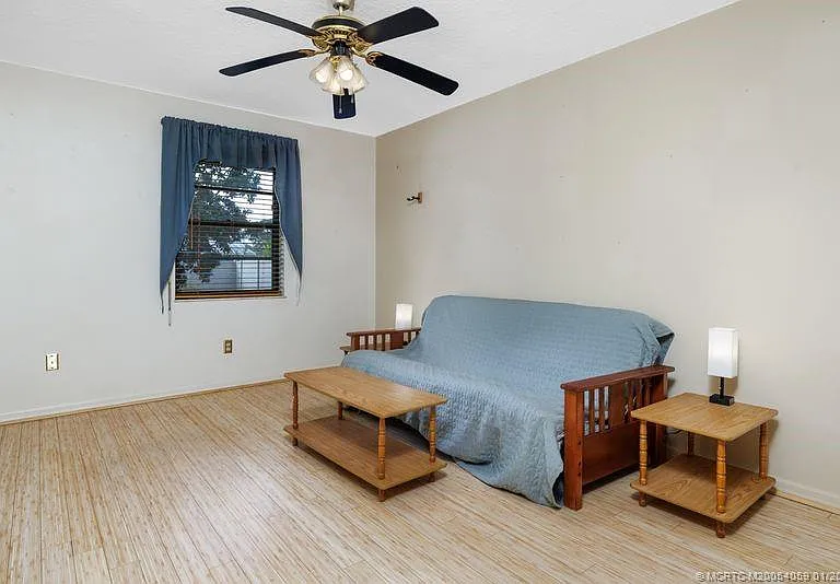 160 SE Duxbury Ave — Photo 17