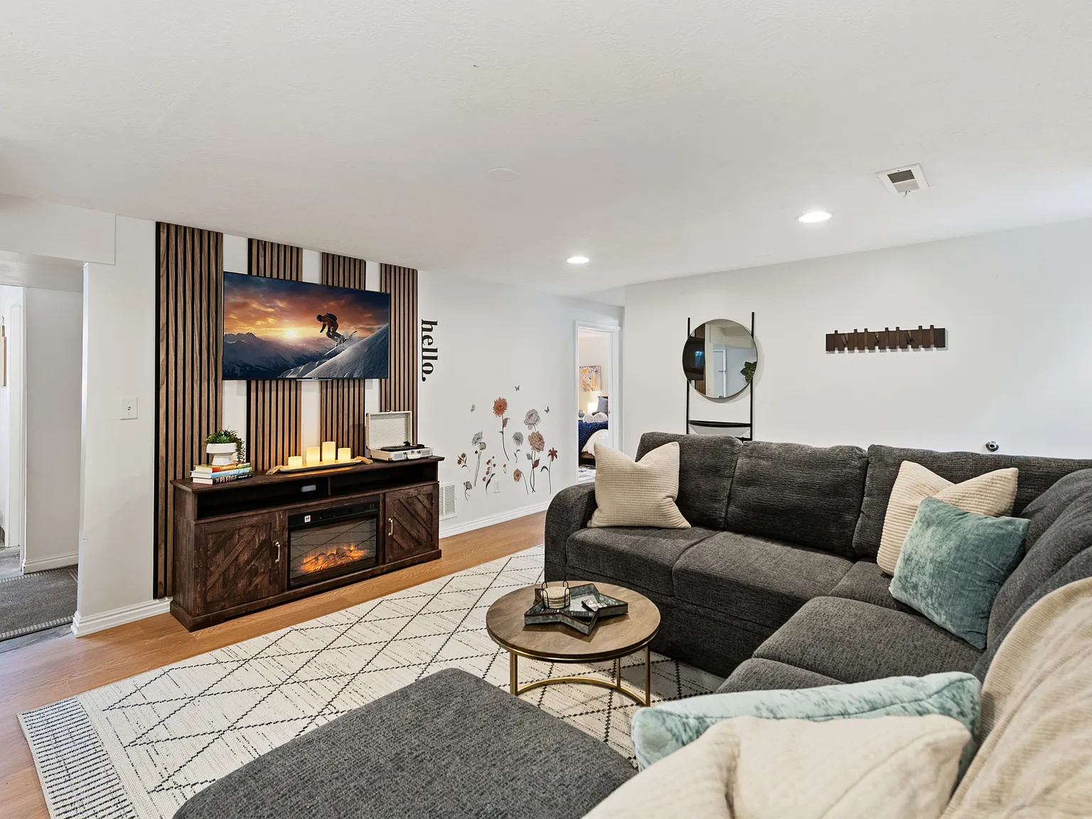 3 bed, 1000 sqft, $3,200 — Photo 1